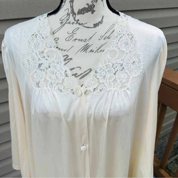 Vintage Vanity Fair Ivory Lace Nightgown Buttoned Robe - Picture 3 of 12